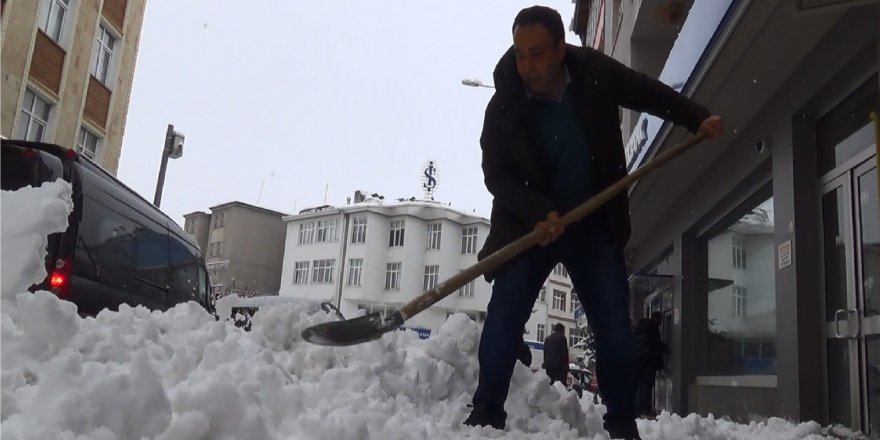 Yarım metre kar yağdı, araçlar yolda kaldı