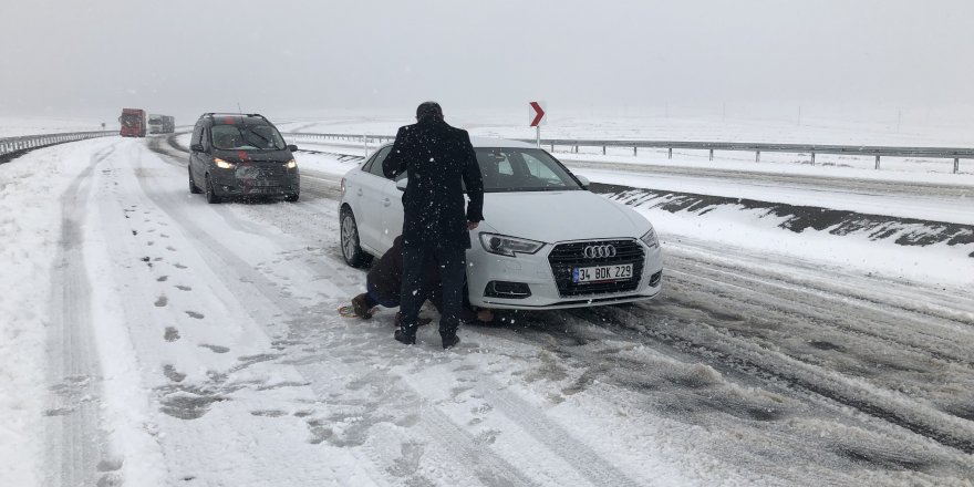 Kars'ta kar ve tipiden dolayı araçlar yolda mahsur kaldı