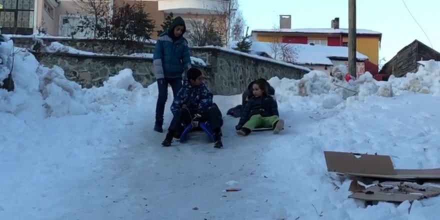 Kars'ta çocukların kızak keyfi