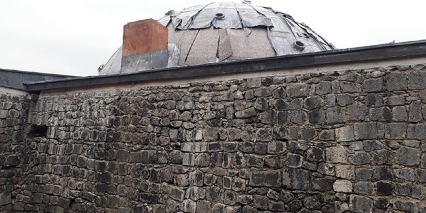 Kars’ta tarihi hamamın kurşun levhaları çalındı
