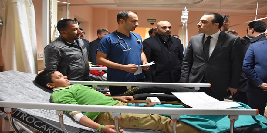 Kars Valisi kazada yaralananları ziyaret etti