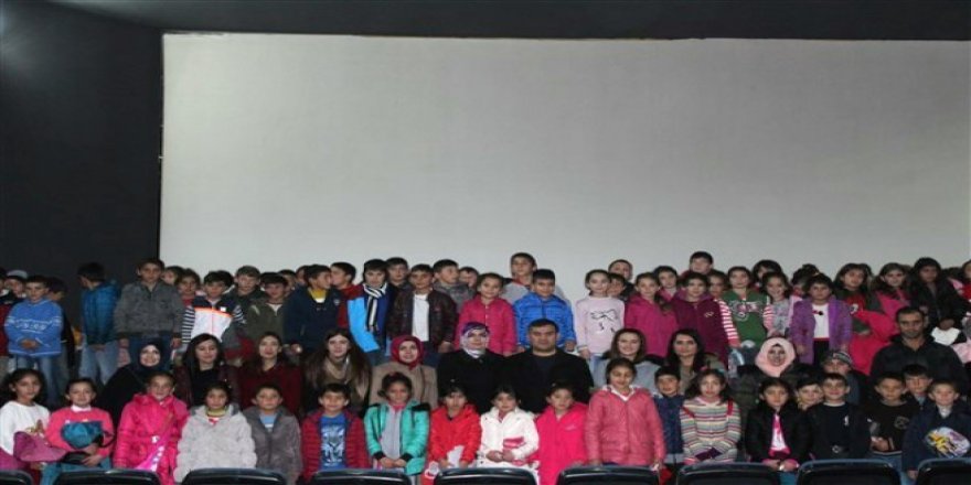Çıldırlı öğrenciler Kars'ta sinemayla buluştu
