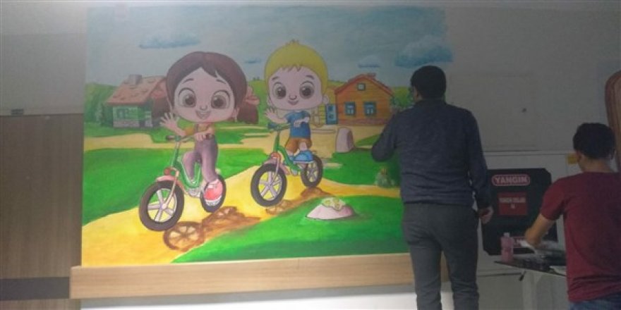 ÇYDD, Çocuk Servisinin duvarlarını resimlerle süslüyor