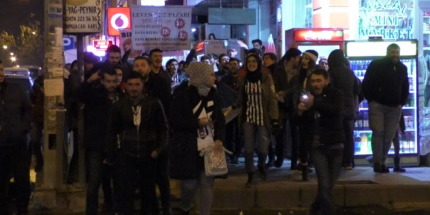 Beşiktaş taraftarları soğuk havada sokağa döküldü
