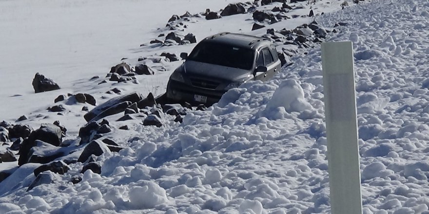 ​​​​​​​Kars’ta buz tutan yolda kayan otomobil şarampole düştü