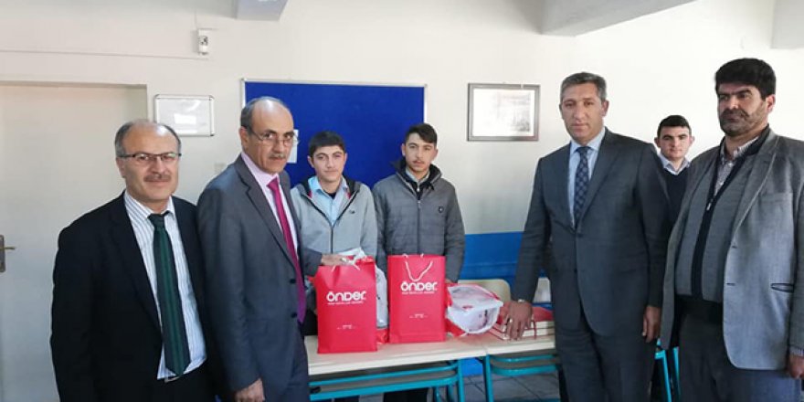 Kars’ta öğrencilere kitap dağıtıldı