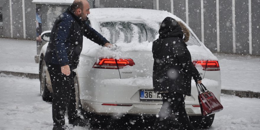 Kars’ta kar yağışı hayatı olumsuz etkiliyor