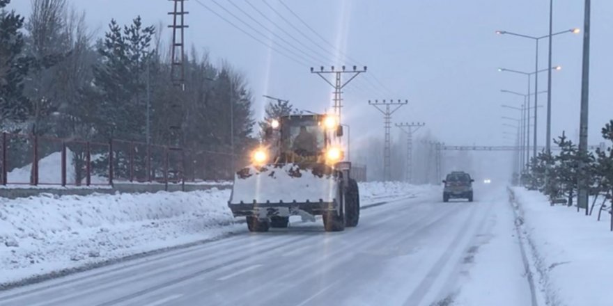 Sarıkamış’ta kar yağışı ve tipiden 24 köy yolu ulaşıma kapandı