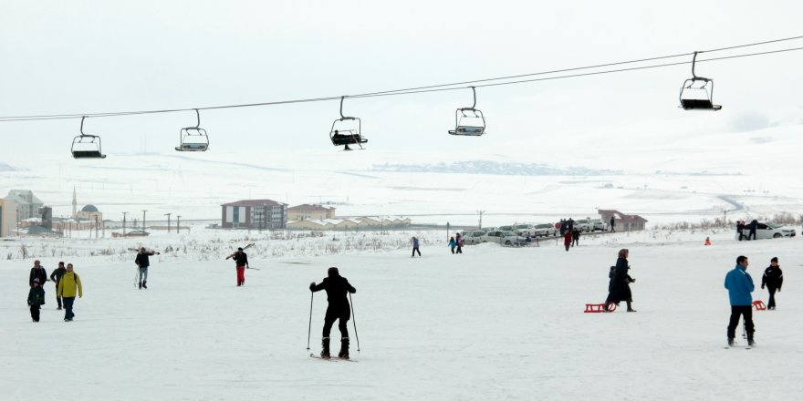 Elektrik kesilince kayakçılar telesiyejde mahsur kaldı