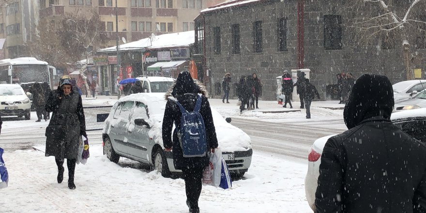 Kars’ta kar yağışı etkili oluyor