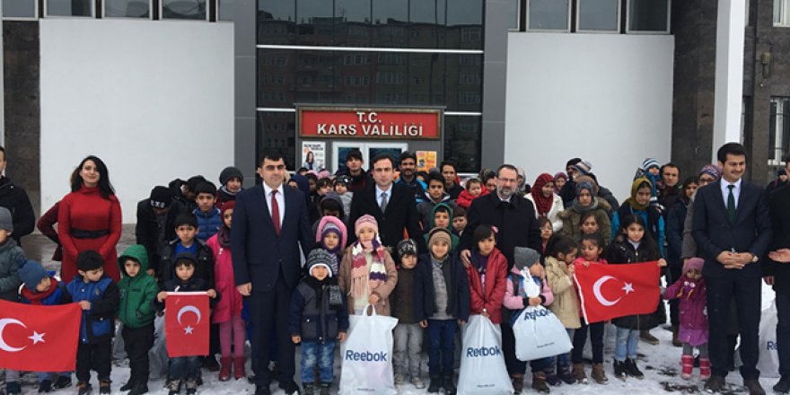 Kars’ta göçmen çocuklara kışlık yardım yapıldı