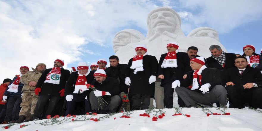 Bakan Kasapoğlu, Türkiye’nin kardan yapılan en büyük şehit askerler heykelini açtı