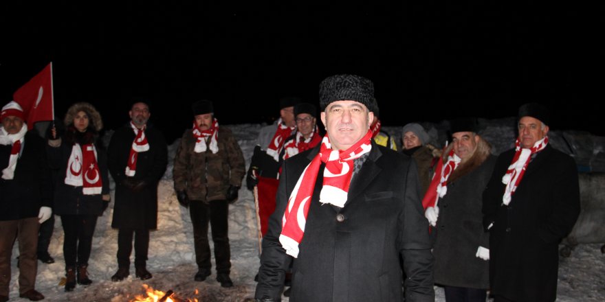 Sarıkamış şehitleri için gece nöbet tutup gündüz yürüdüler