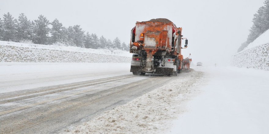 Kars’ta 76 köy yolu ulaşıma kar engeli