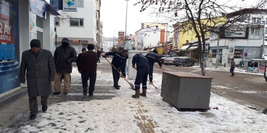 Kars'ta kaldırımlarda oluşan buzlar el yordamıyla temizleniyor