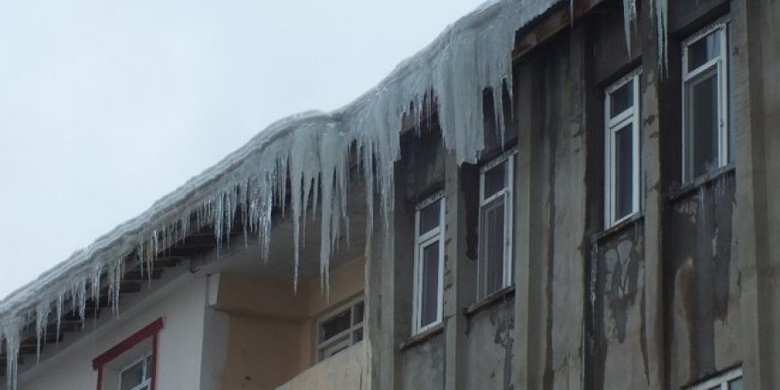 Kars'ta çatılardan sarkan buz sarkıtlarına dikkat edilmeli