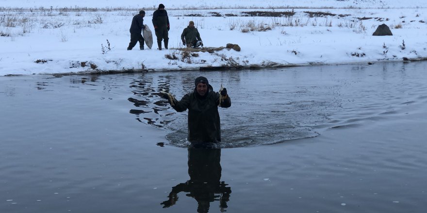 Kars’ta köyüler buz gibi sudan balık ihtiyacını karşılıyor