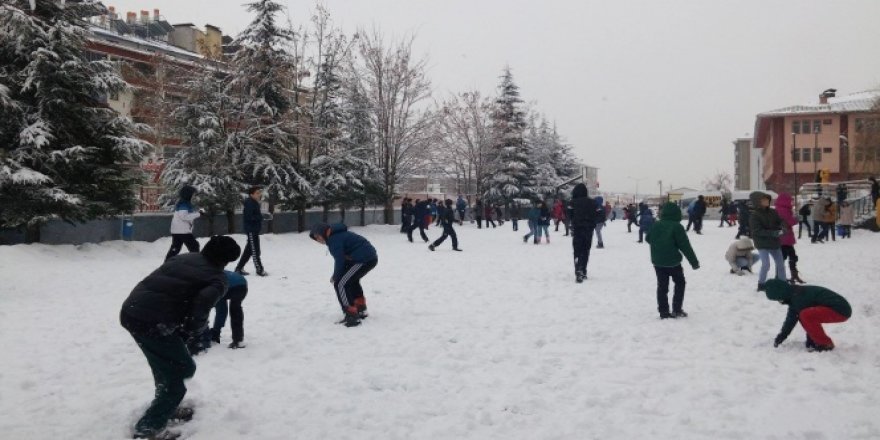 Sarıkamış’ta yoğun kar yağışından dolayı eğitime bir gün ara verildi