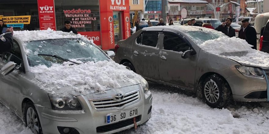 Sarıkamış’ta çatıdan düşen kar kütlesi araçlara zarar verdi