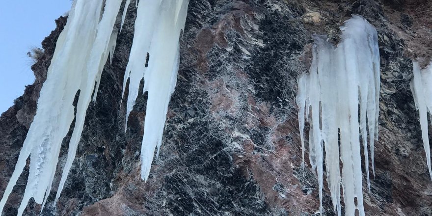 Sarıkamış’ta obsidyen taş ocağında buz sarkıtları