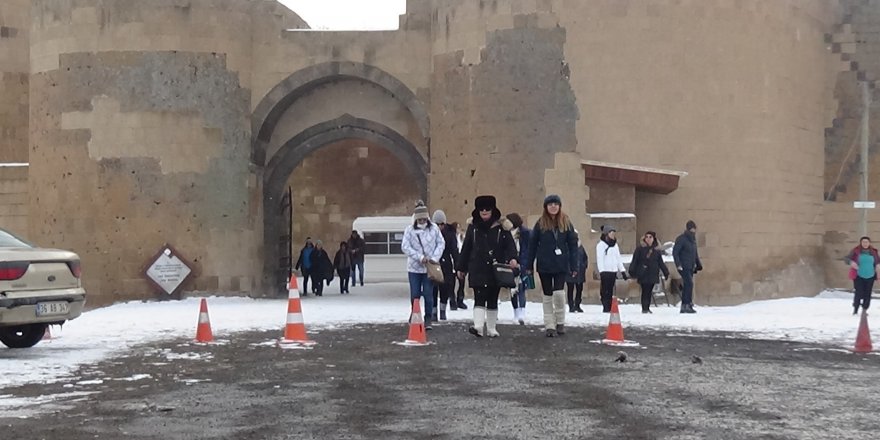 Ani ören yeri ziyaretçi akınına uğruyor