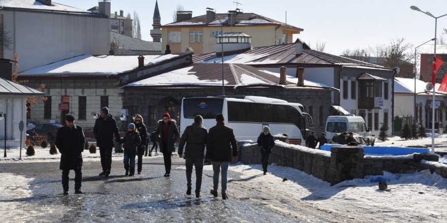 Kars’ta güneşi gören kendisini dışarı attı