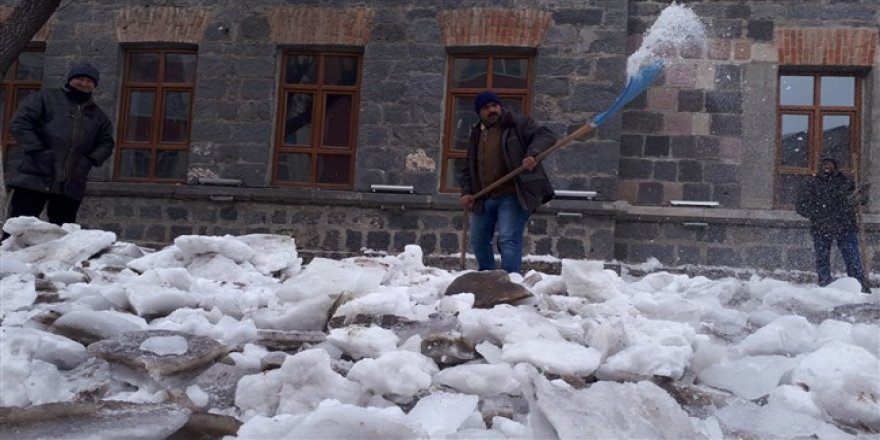 Kars'ta vatandaşların buzla imtihanı devam ediyor