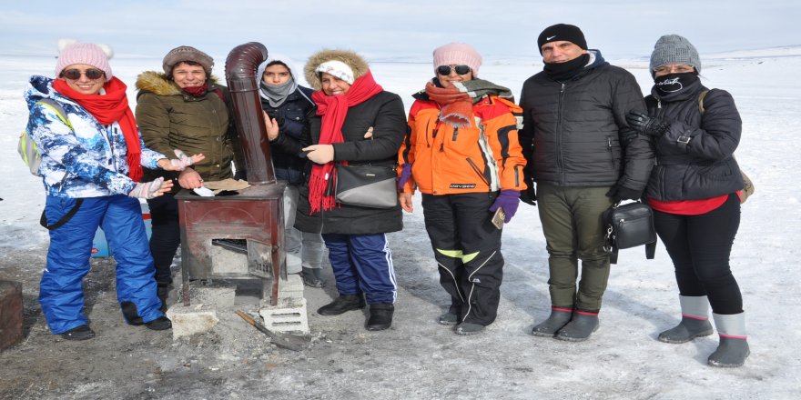 Donan Çıldır Gölü üzerinde ısınmak için soba yaktılar