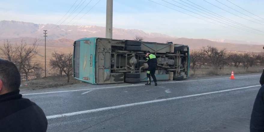 Kağızman’da öğrenci servisi kaza yaptı: 3'ü ağır 17 yaralı