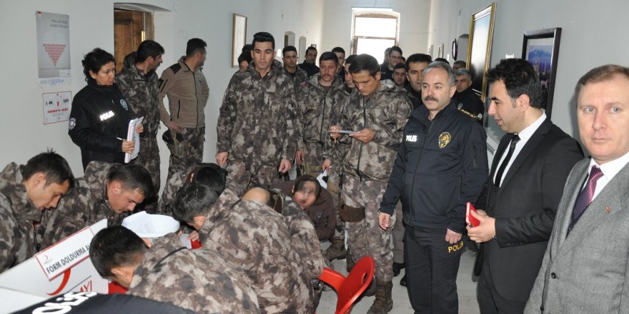 Kars’ta polis, Türk Kızılay’ına kan bağışında bulundu