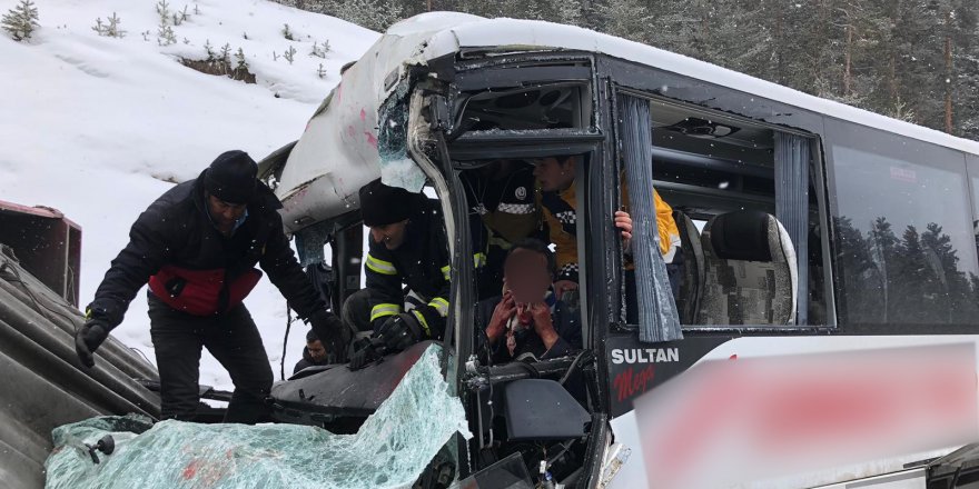 Trafik kazası sonrası can pazarı: 20 yaralı