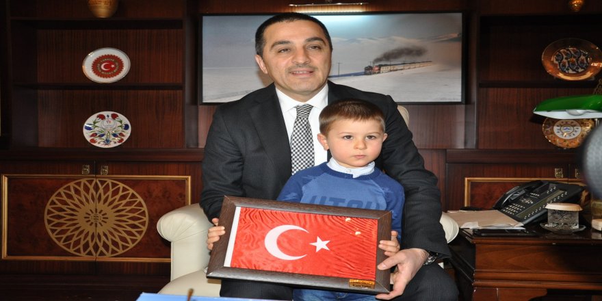 Minik Ali Kerem bayrağı öptü, sosyal medyada gündem oldu