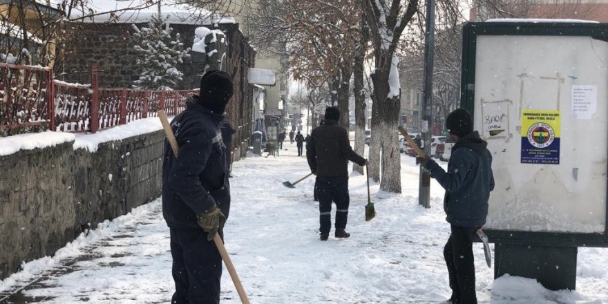 Kars’ta belediye kaldırımların karını temizliyor