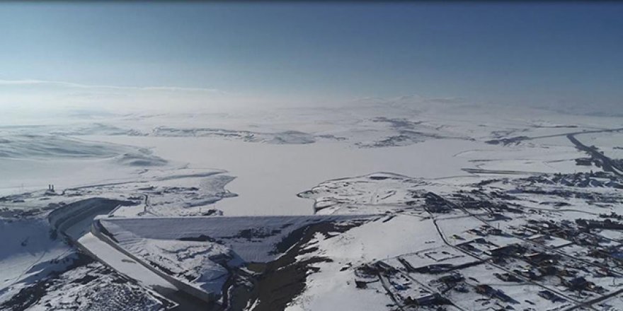 Kars Barajının göl yüzeyi Çıldır Gölü gibi buz tuttu