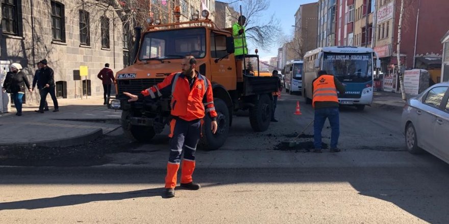 Karayolları Kars’ta yollara yama atıyor