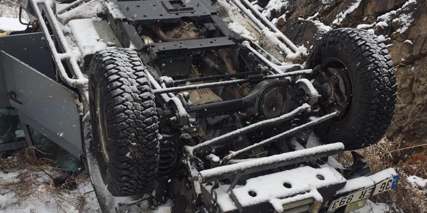 Kars'tan Erzurum'a göreve giden polis aracı kaza yaptı