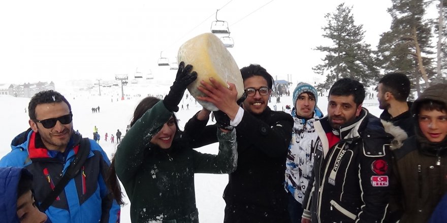 Sarıkamış’ta karda kaşar yuvarlama yarışması