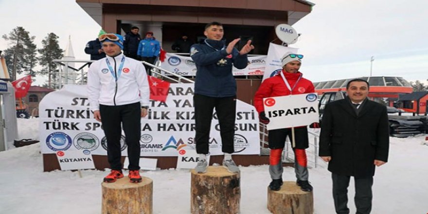 Vali Türker Öksüz, dereceye giren şampiyonların madalyalarını verdi