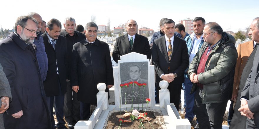 Gazeteci merhum Öner Daşdelen mezarı başında anıldı