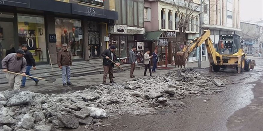 Kars Özel İdare kent merkezinde buz temizliği yapıyor