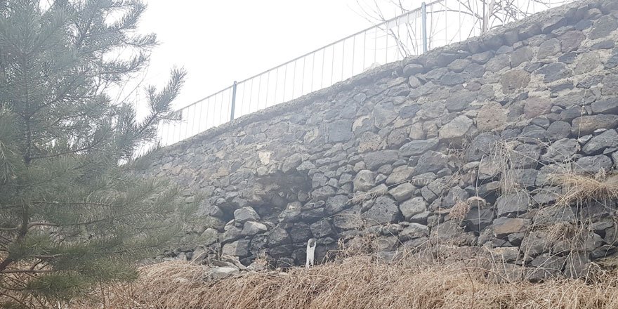 Eski Emniyet Müdürlüğü’nün istinat duvarından kopan kayalar vatandaşı tehdit ediyor