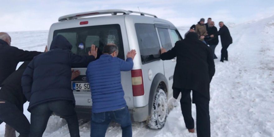 Sarıkamış’ta kar yağışı etkili oldu, araçlar yolda kaldı