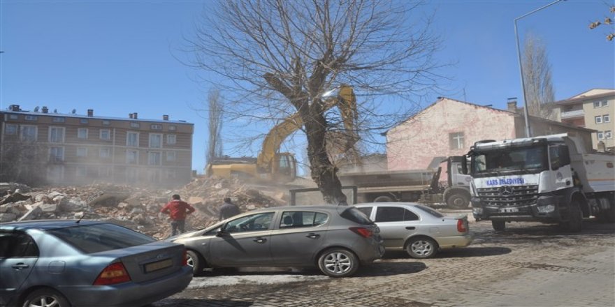 Kars Valisi “yıkacağız” dedi ve yıktı