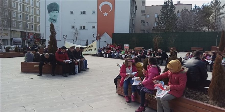 Kars’ta öğrenciler sokakta kitap okudu