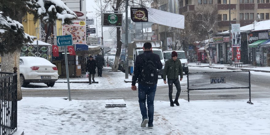 Kars’ta kar yağışı etkili oluyor 