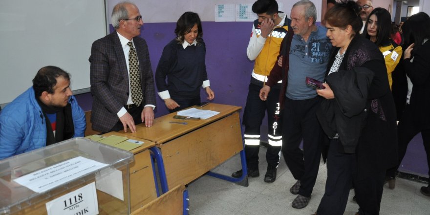 Kars’ta hastalar ambulansla gelerek oy kullandılar
