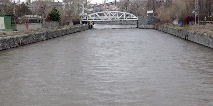 Karlar eriyor, Kars Çayı taşıyor