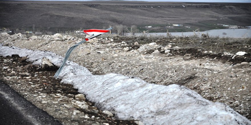Kars'ta işaret ve uyarı levhaları tahrip ediliyor