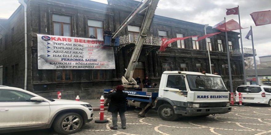 Kars Belediyesi'nin borç, araç ve personel sayısı Belediye binasına asıldı