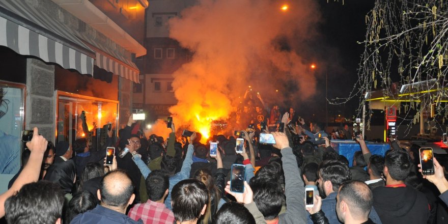 Beşiktaş galibiyeti Galatasaraylıları Kars’ta sokağa döktü 